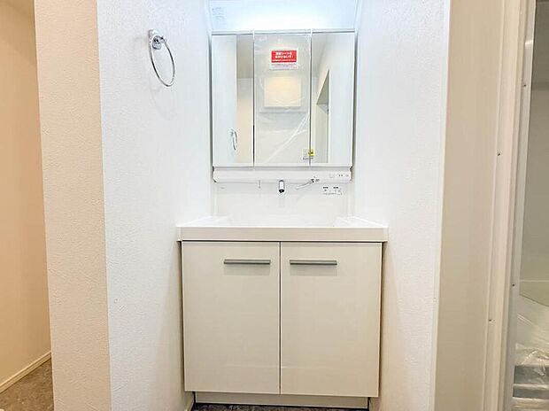 【洗面台・洗面所】1号棟【洗面台】 十分な大きさの洗面台は、身だしなみチェックや歯磨きなど、朝の慌ただしい時間でもホテルライクなスペースで余裕とゆとりを感じて頂けます。