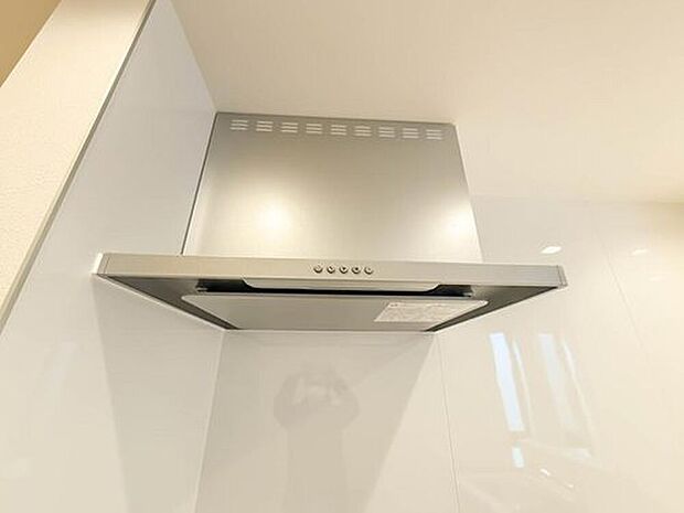 【【レンジフード】】調理の際に発生する汚れた空気（二酸化炭素、油煙、水蒸気、ニオイなど）を、ダクトを通して屋外に排出しています。