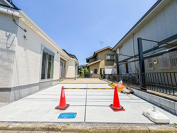 【【駐車場】】カースペース2台可／駐輪スペース。広々カースペースです。自転車、バイクなども置き場に困りません。

