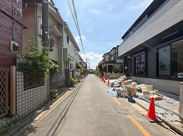 【前面道路含む現地写真】家の前をまっすぐの通りが走っている。クルマは少なく、人々は毎朝、ウォーキング、ジョギング、犬の散歩など、フリーな朝時間を過ごしている。