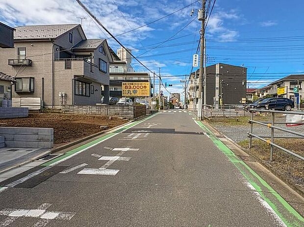 【前面道路含む現地写真】車の通行が少ないので、静かな住環境を維持することができます。