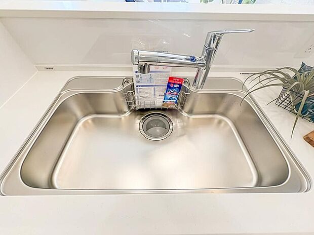 【【浄水器一体型混合水栓】】一つの蛇口で「原水(水道水)」「シャワー」「浄水」を切り替えられる、浄水器を内蔵した混合水栓です。浄水は、水栓本体の首部分に付属のカートリッジをセットして使用します。