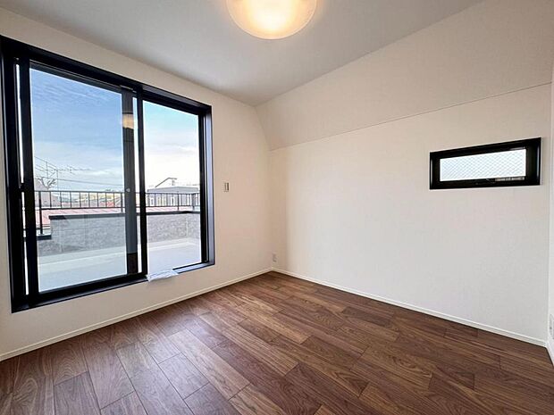 二面採光で、陽当り・風通しの良い洋室です。クローゼットも完備しておりますので、居住スペースを有効にお使いいただけます。