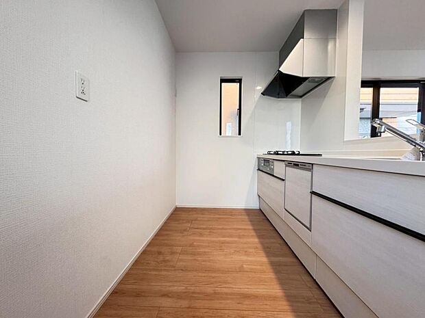 機能充実のシステムキッチンです。浄水器一体型水栓に3口グリルコンロ、食洗器と充実しておりママの家事をサポート致します。