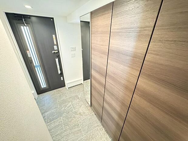 清潔感のある明るい空間でお客様をお迎えできます。シューズクロークを設置し、スッキリした空間が保てます。シューズボックスには姿見がございます。身だしなみを最終チェックしてお出かけください♪