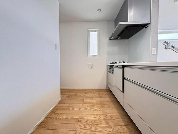 浄水器一体型水栓に3口グリルコンロ、食洗器と機能充実なシステムキッチンで、効率的な家事作業をサポート。キッチンワークが楽しくなります。