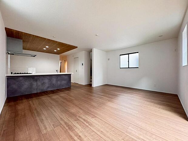 一日の中で多くの時間を過ごすリビングだからこそ、いつも穏やかな空間を。リビングは広々19.1帖ございます。足元からじんわり暖まる床暖房を標準装備♪空気や肌が乾燥しにくく、また塵や埃も舞い上がりません。