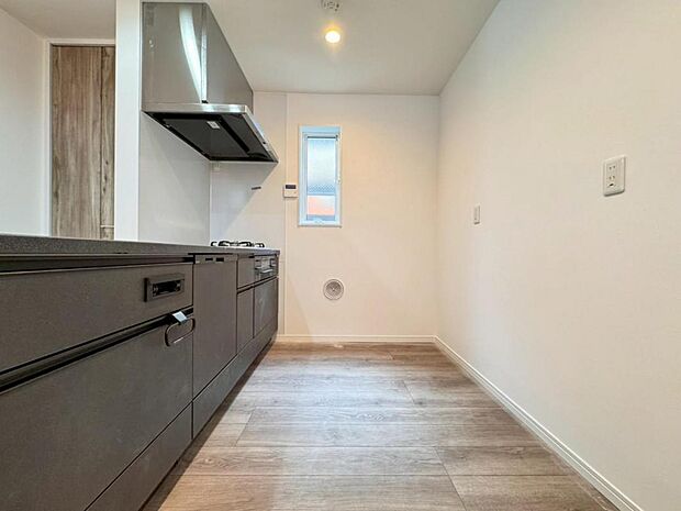 機能充実のシステムキッチンです。浄水器一体型水栓に3口グリルコンロ、食洗器と充実しておりママの家事をサポート致します。