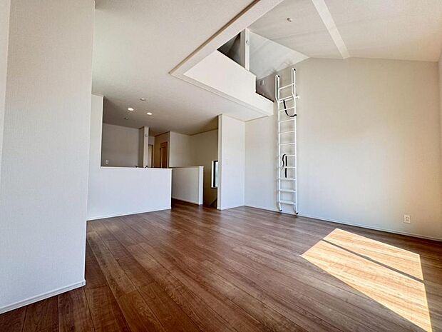 リビングはご家族やお客様との時間など、多くの時を刻む空間。建築家が吟味を重ねたこだわりの設計です。