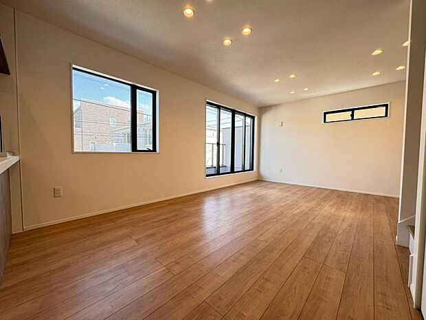 一日の中で多くの時間を過ごすリビングだからこそ、いつも穏やかな空間を。リビングは広々18帖ございます。足元からじんわり暖まる床暖房を標準装備♪空気や肌が乾燥しにくく、また塵や埃も舞い上がりません。