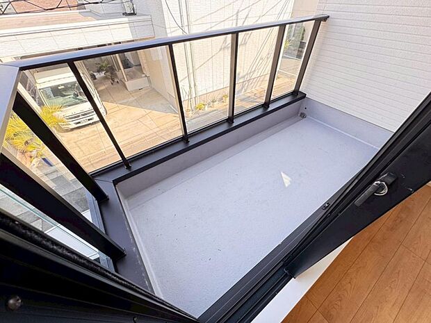 陽当りの良いバルコニーはお洗濯物が効率よく乾きます。季節の光と風を感じられるとっておきの空間です。