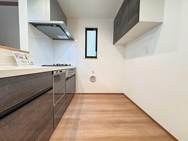 機能充実のシステムキッチンです。浄水器一体型水栓に3口グリルコンロ、食洗器と充実しておりママの家事をサポート致します。