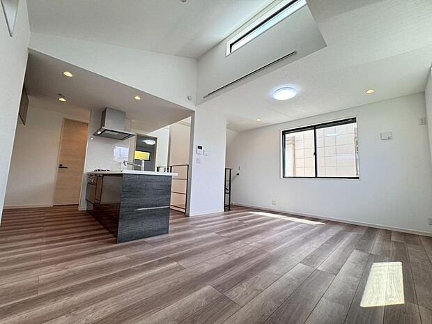 一日の中で多くの時間を過ごすリビングだからこそ、いつも穏やかな空間を。リビングは１７帖ございます。足元からじんわり暖まる床暖房を標準装備♪空気や肌が乾燥しにくく、また塵や埃も舞い上がりません。