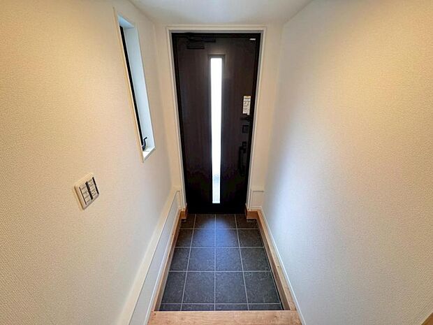 来訪者が訪れた時に一番最初に出会う場所。窓を設ける事で、明るい空間でお迎え、お見送りが出来ます。