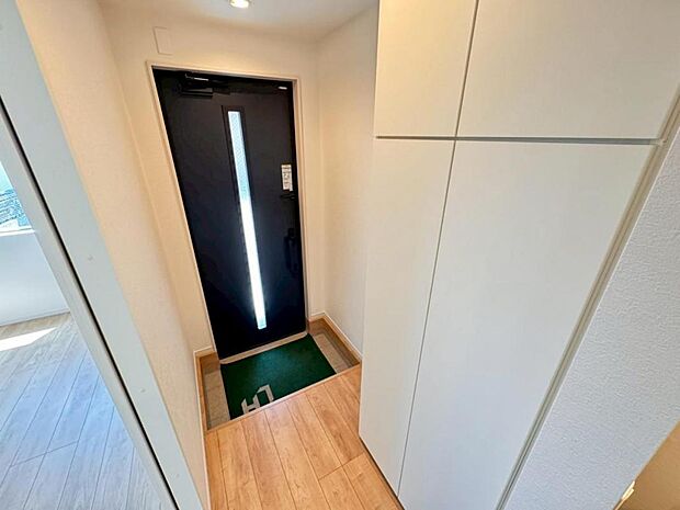 清潔感のある明るい空間でお客様をお迎えできます。シューズクロークを設置し、スッキリした空間が保てます。シューズボックスには姿見がございます。身だしなみを最終チェックしてお出かけください♪