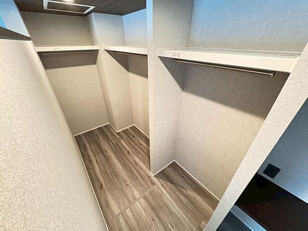 １階９.７帖の居室には大容量のオープンウォークインクローゼットを設けました。お洋服をたくさんお持ちの方には嬉しいスペースです。