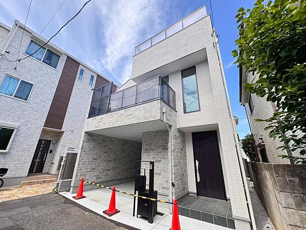 陽光溢れる南西道路の恵みを活かす明るく心地よい快適空間の家。好アクセスで賑わいのある駅チカの利便性を堪能できるエリアにデザイン住宅が誕生しました♪駅周辺には多くの買物施設が点在し、身近に利用できる好ロケーションです。