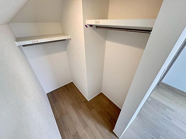 3階5.36帖の居室には大容量のウォークインクローゼットを設けました。お洋服をたくさんお持ちの方には嬉しいスペースです。