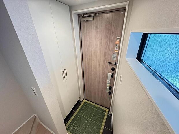 来訪者が訪れた時に一番最初に出会う場所。窓を設ける事で、明るい空間でお迎え、お見送りが出来ます。