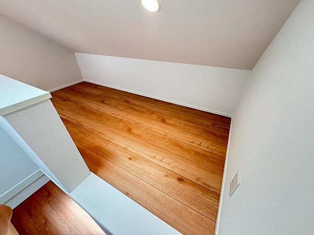 様々な用途で使用できるロフトは3.7帖。お子様の隠れ部屋として、ご家族の季節物のお洋服、趣味のものなどをまとめた収納として等、多目的にご活用ください♪
