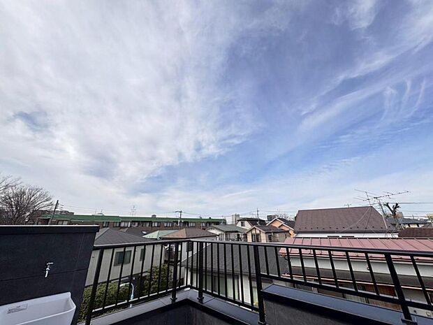 【眺望】圧迫感がなく、見晴らしや陽当りも良好です。閑静で落ち着いた街並みは心に安らぎとゆとりを叶えてくれます。