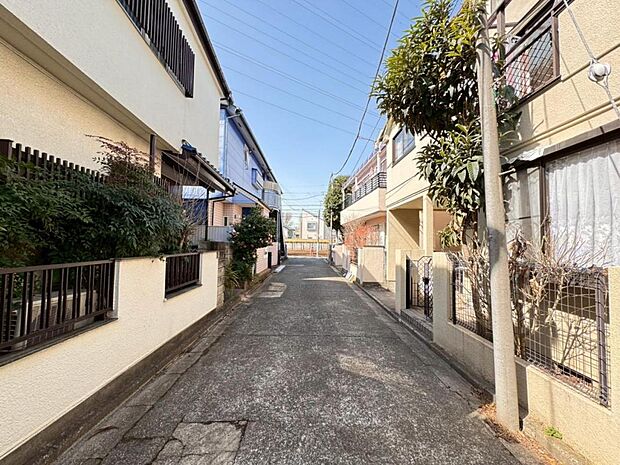 【前面道路】お車の出し入れも便利な前面道路です。歩道もしっかり整備されておりますので、小さなお子様がいらっしゃるファミリー層にも安心です。