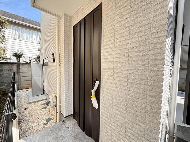 【玄関】お家の第一の顔の「玄関」。外壁との色味にも拘り、高級感のある美しい表情に仕上げました。素敵な1日をここからスタートしましょう。