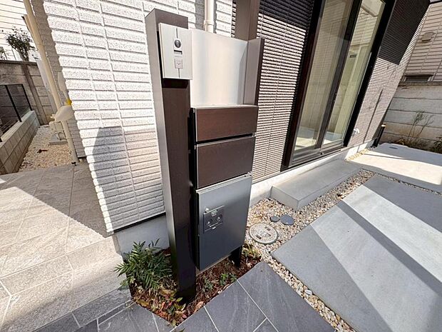 【宅配BOX】宅配物もしっかり保管出来る宅配BOXが設置されております。留守中の荷物の受け渡しもスムーズに♪長期不在時もご安心いただけます。