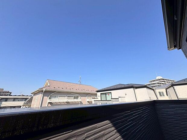 【眺望】陽当たり・通風・開放感・眺望に恵まれた環境です。周辺は高い建物がなく青い空が遠くまで広がります。
