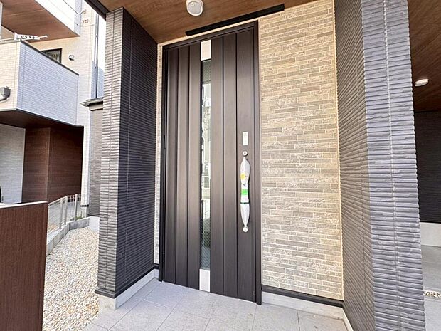 【玄関】お家の第一の顔とも言える「玄関」。清潔感のあるシンプルな空間で大切なお客様をお迎えします。