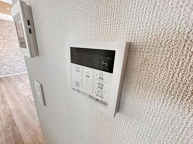 【オートバス】離れた場所からでも浴槽の操作が可能な追い焚き機能付きです。セミオート式になりますので操作も楽々。