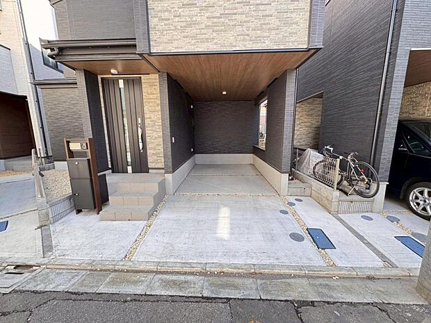 【駐車スペース】駐車スペースは1台完備。分譲地区画内につき、お車の出し入れも焦らずゆっくりできます。