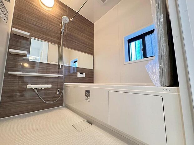 【バスルーム】一日の疲れを癒すバスルームです。いつでも温かいお湯に浸かっていただけるよう、追炊き機能がございます。また、雨の日や花粉の時期のお洗濯に最適な浴室換気乾燥機能もございます♪