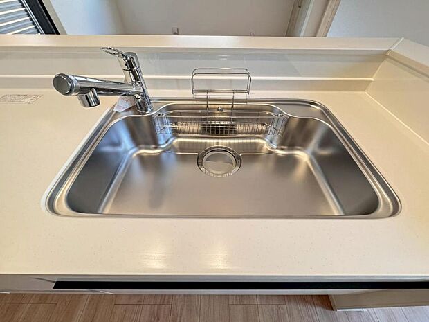 【浄水器一体型水栓】水栓の中に浄水カートリッジが組み込まれた「浄水器一体型水栓」です。ホースが伸びるのでシンクのお掃除も快適です。