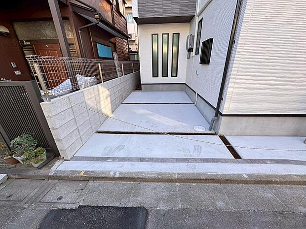 【駐車スペース】駐車スペースは1台完備。前面道路は交通量が少ないので、お車の出し入れも焦らずゆっくりできます。