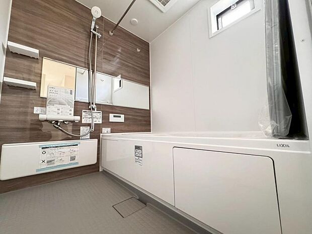 【バスルーム】ゆっくりお寛ぎ頂ける様、ゆとりの1616サイズの浴室になります。半身浴も楽しめる浴槽は極上の入浴を叶えてくれます。窓から差し込む陽光が浴室全体を明るく照らしてくれます。