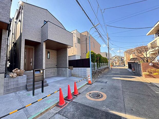 【前面道路】お車の出し入れも便利な前面道路です。歩道もしっかり整備されておりますので、小さなお子様がいらっしゃるファミリー層にも安心です。