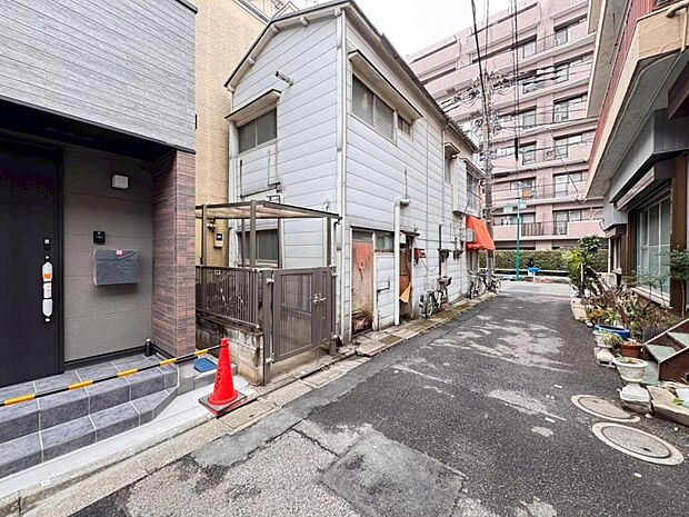 【前面道路】3.8m道路に面した立地で陽当りにも恵まれております。歩道もしっかり整備されておりますので、小さなお子様がいらっしゃるファミリー層にも安心です。