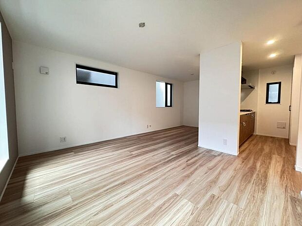 【ダイニング】リビングは１６．１帖ございます。外からの視線が気になりにくい２階リビング。プライベートを守りながら、ご家族との楽しい時間をお過ごし頂けます。