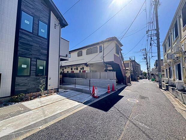 【現地(現況写真)】4M道路に面した立地で陽当りにも恵まれております。歩道もしっかり整備されておりますのでお子様も安心です。