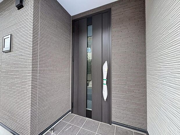 【玄関】お家の第一の顔とも言える「玄関」は明るさと清潔感をデザイン。気持ちの良い1日をここからスタート。