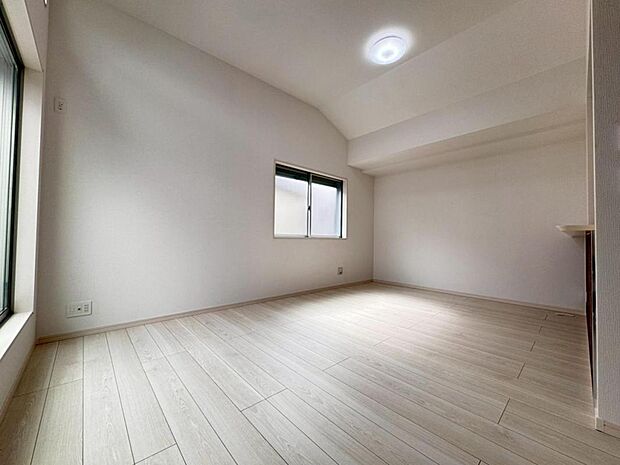 【ダイニング】リビングは16.7帖ございます。外からの視線が気になりにくい2階リビング。プライベートを守りながら、ご家族との楽しい時間をお過ごし頂けます。