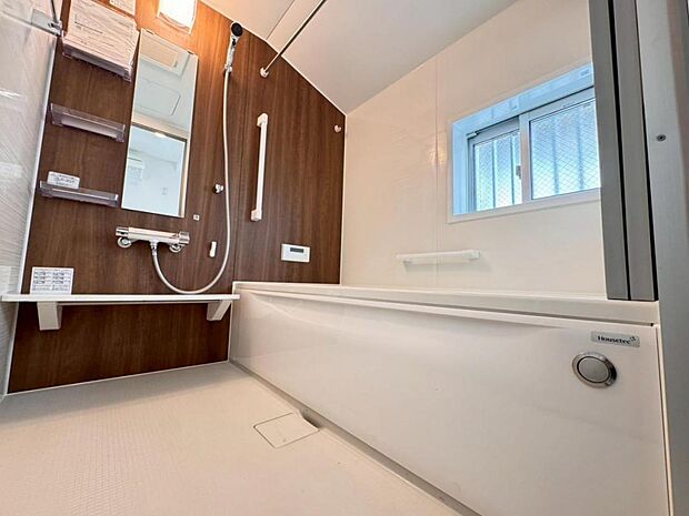 【バスルーム】一日の疲れを癒すバスルームは広々一坪タイプ。足を伸ばしてゆったりと浴槽に浸かっていただけます。雨の日や花粉の時期のお洗濯に最適な浴室換気乾燥機能もございます。