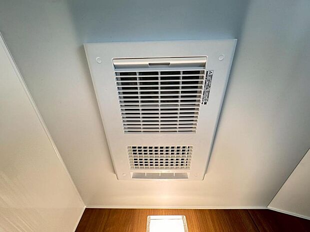 【浴室換気乾燥機】「浴室換気乾燥機」は梅雨の季節や春先の花粉の季節、最近ではPM2.5や黄砂の飛来対策としても外干しせずに室内で乾燥できるため、とても便利です。