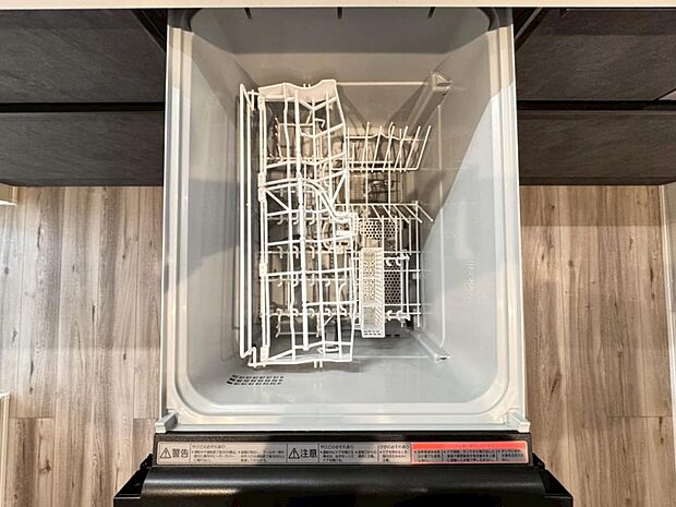 【食洗機】しつこい油汚れもサッと溶かして洗います。除菌も出来るので小さなお子様の食器洗いにも安心です。また、手洗いに比べて使用水量はごくわずか。時間と水道の節約になります。