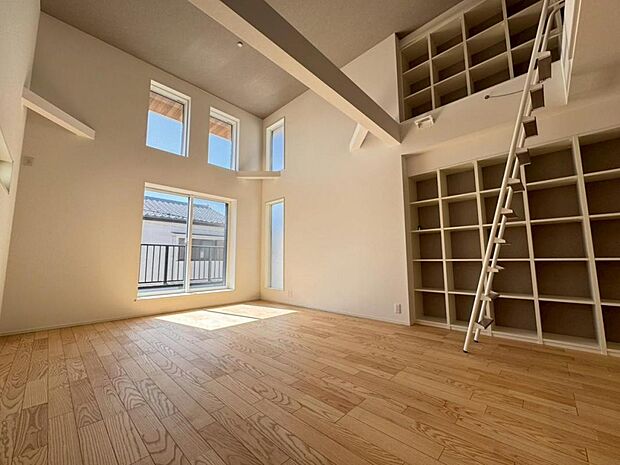 【リビング】2階リビングだからこそ出来る輝きに満ちた空間♪南側には大きな掃き出し窓を複数箇所設置する事で、窓外から差し込む温かい陽光をたっぷり取り込める設計。プライベートも充実した快適なリビング空間です。