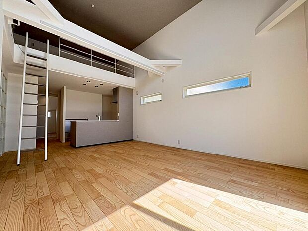 【ダイニング】一日の中で多くの時間を過ごすリビングだからこそ、いつも穏やかな空間を。リビングは広々18帖ございます。足元からじんわり暖まる床暖房を標準装備♪空気や肌が乾燥しにくく、また塵や埃も舞い上がりません。