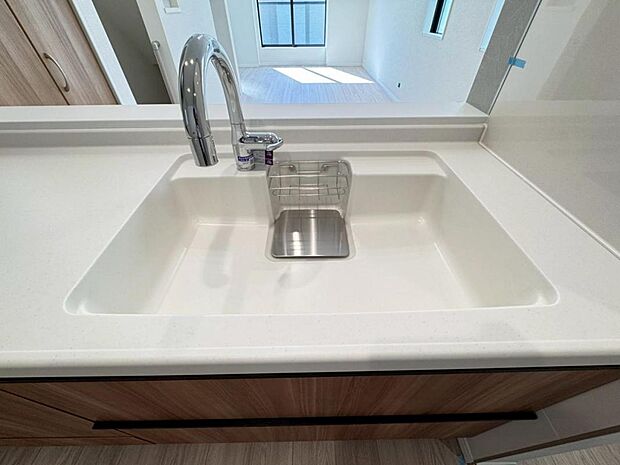 【浄水器一体型水栓】「浄水器一体型水栓」ですので、すぐに調理に使用できます。ミネラルウォーターを購入しなくて済むため人気を集めています。