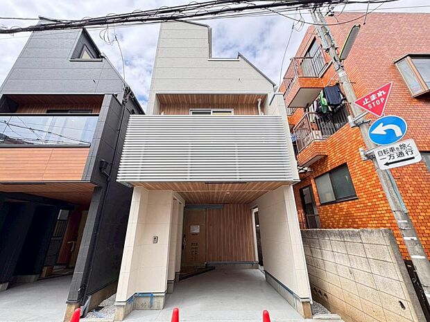 【外観】木造3階建て設計、3LDK+カースペース。暮らしを豊かにサポートする仕様設備や広々としたキッチンなど魅力が詰まったお住まいです。