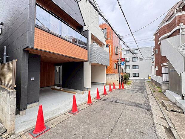 【前面道路】お車の出し入れも便利な前面道路です。歩道もしっかり整備されておりますので、小さなお子様がいらっしゃるファミリー層にも安心です。